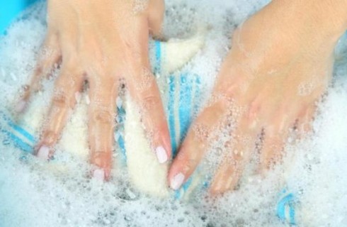 Mách nàng bí quyết giặt áo lông vũ siêu nhẹ 