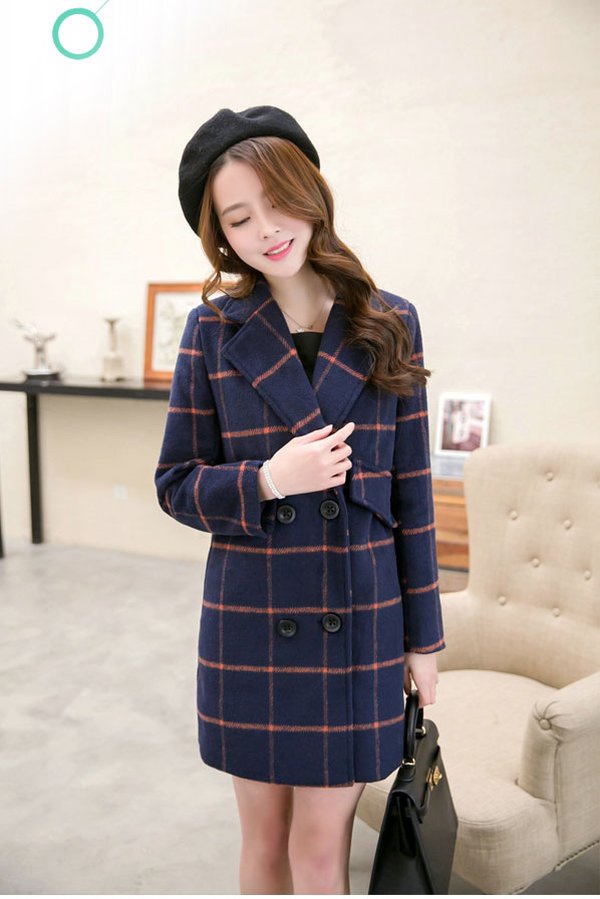 Áo khoác dạ dáng suông kẻ nhỏ kiểu cổ vest hấp dẫn.
